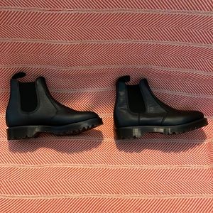 Dr Martens Mono Smooth Leather Chelsea Boots - Women’s size 7 - Men’s size 6